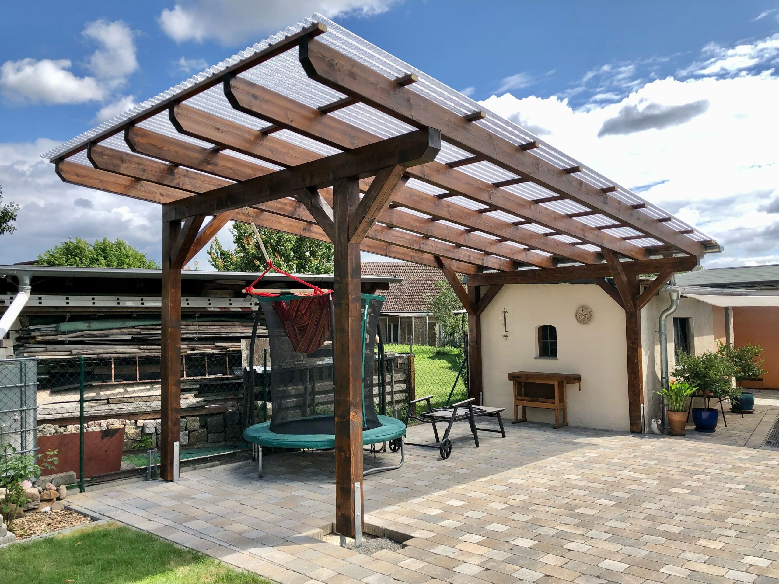 Terrassenüberdachung mit Polycarbonat-Wellplatten 76/18 in Wabenstruktur auf Holzunterkonstruktion