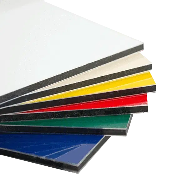 Bunter Stapel Alucom® Aluverbundplatten – Vielfalt in verschiedenen Farben.